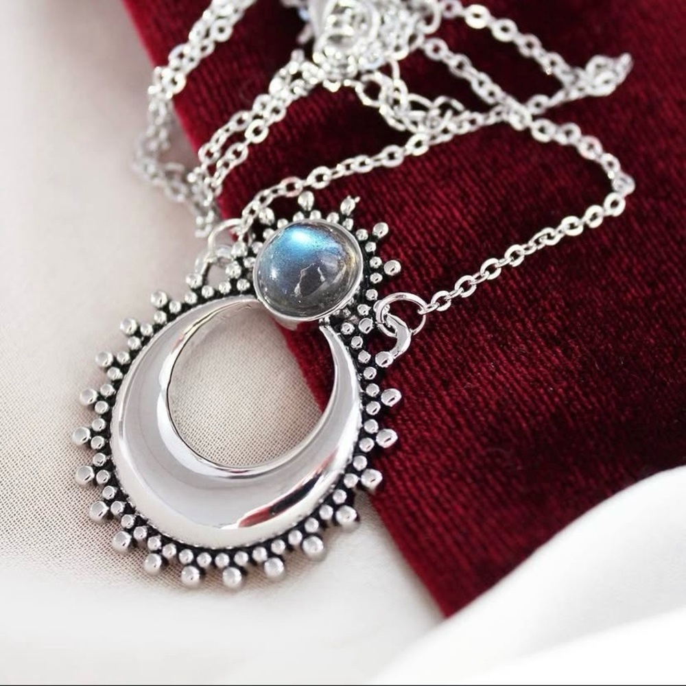 ✨ 2/$15 JEWELRY✨ DIXI Silver Crescent Moon With Labradorite Moonstone Necklace